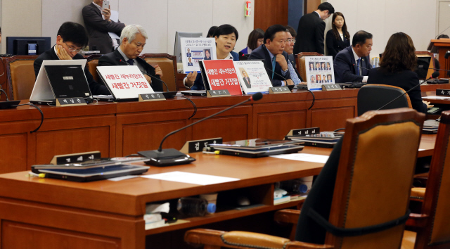 23일 오전 새누리당이 불참한 가운데 열린 국회 운영위원회에서 서영교 새정치민주연합 의원이 김기춘 전 대통령 비서실장과 성완종 전 경남기업 회장과의 관계에 대해 의혹을 제기하고 있다. 김경호 선임기자 jijae@hani.co.kr