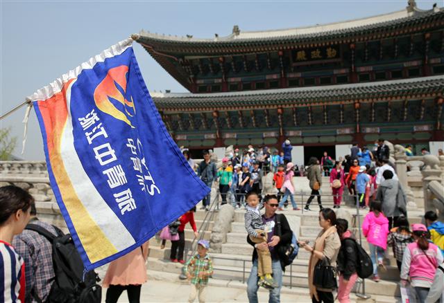 한국관광공사는 중국 노동절 연휴인 이달 30일부터 5월4일까지 한국을 방문할 유커(중국인 관광객)가 작년 같은 기간보다 20.6％ 늘어나 10만명에 이를 것으로 추산했다고 23일 밝혔다. 이날 서울 경복궁을 찾은 중국인 관광객들이 근정전 등 경복궁 경내를 둘러보고 있다. 연합뉴스