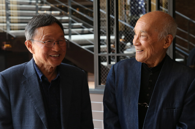 (왼쪽부터) 신경림, 다니카와 &#49804;타로. 사진 예담 제공