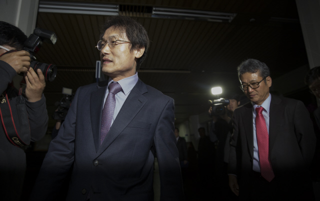 지방교육자치법상 허위사실 공표 혐의로 기소된 조희연 서울시교육감(왼쪽)이 23일 오후 서울 서초구 서초동 서울중앙지방법원에서 열린 1심 선고를 앞두고 법정으로 들어가고 있다.  김성광 기자 flysg2@hani.co.kr