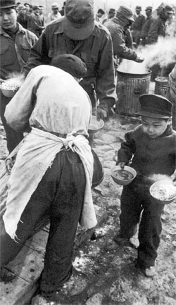 한국전쟁 당시 거제도 포로수용소의 급식 모습. 사진 출처 한국전쟁 60주년 사진집
