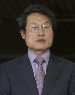 23일 1심에서 당선 무효형인 벌금 500만원을 선고받은 조희연 서울시 교육감이 서울 서초구 서초동 서울지방법원 법정을 나서고 있다. 김성광 기자 flysg2@hani.co.kr