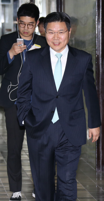 성완종 전 경남기업 회장의 메모에 2억원을 건넨 것으로 지목된 홍문종 국회 미래창조과학방송통신위원회 위원장(새누리당 의원)이 10일 오후 국회에서 회의실로 향하고 있다. 이정우 선임기자 woo@hani.co.kr