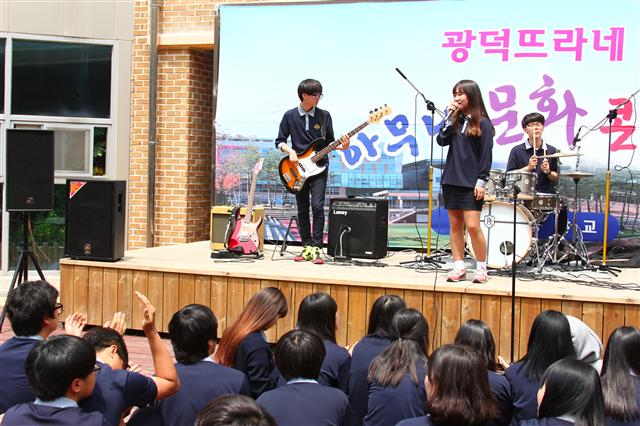 안산 광덕고 학생들이 매주 수요일 점심시간에 열리는 ‘아무나 문화콘서트’에서 자기 재능을 뽐내고 있다.