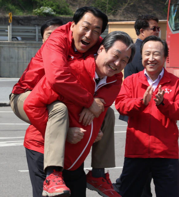 김무성 새누리당 대표가 27일 오전 인천 강화군 갑곶리 고려인삼센터 앞에서 안상수 후보 지원유세를 하기에 앞서 안 후보를 등에 업고 있다.  강화/이정우 선임기자 woo@hani.co.kr