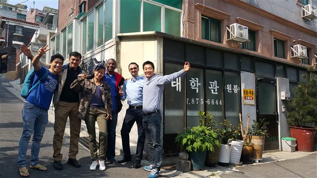 26일 아침 서울 관악구 대학동 고시원 ‘태학관’ 입주자들이 모였다. 왼쪽부터 용산전자상가에서 일하는 한국계 독일인 정훈씨, 우즈베키스탄에서 온 박티요르 야드가로브-스베틀라나 김 부부, 나이지리아에서 온 서울대 유학생 누후 야하야, 컴퓨터공학을 전공하고 한국 정보기술회사 취업을 준비중인 올리비아 기라드, 태학관 운영자 이우진씨.