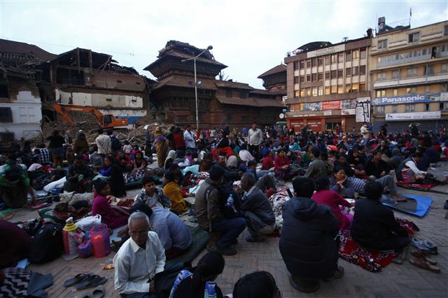 26일 네팔 수도 카트만두의 주민들이 군 부대의 운동장을 대피소로 삼아 모여있다. 네팔 주민들은 여진의 공포 때문에 건물 안으로 들어가지 못하고 건물 밖에 나와 있다. 
 카트만두/신화 뉴시스