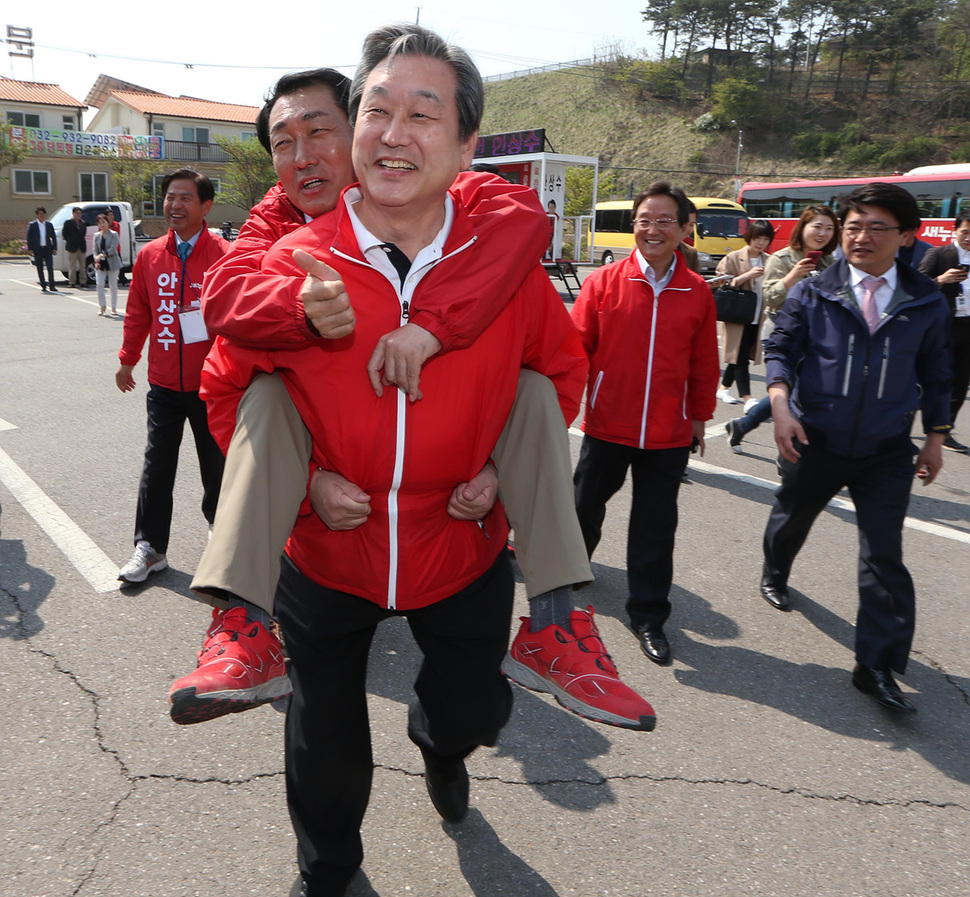 김무성 새누리당 대표가 27일 오전 인천 강화군 갑곶리 고려인삼센터에서 안상수 후보를 등에 업은 채 유권자들에게 걸어가고 있다. 강화/이정우 선임기자 woo@hani.co.kr