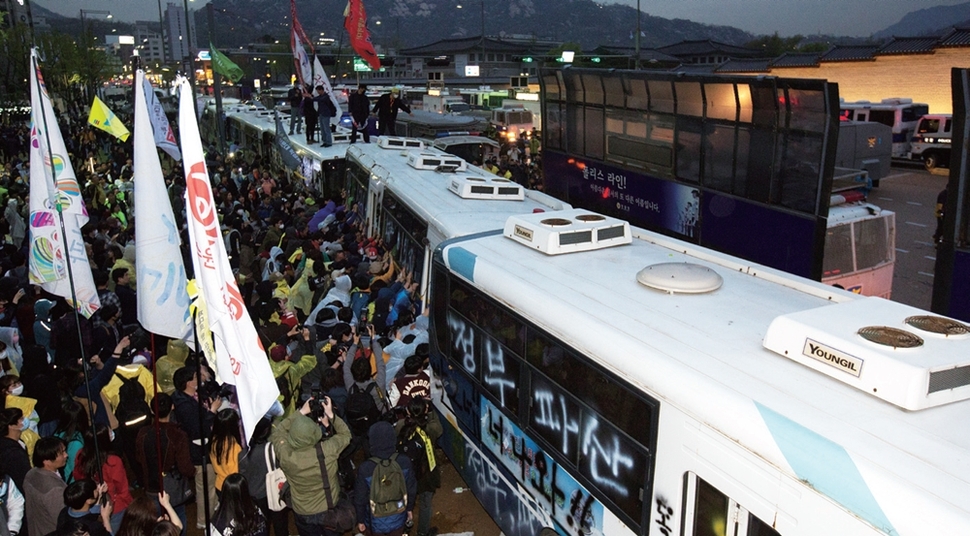 집회 참가자들이 세월호 유가족에게 가려다 광화문광장 북단 경찰 차벽에 막혀 있다. 박승화 기자