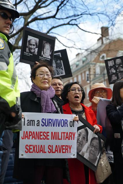 “나는 일본군 성노예에서 살아남은 생존자다”라는 플래카드를 든 일본군 위안부 피해자 이용수(87) 할머니 등이 27일 미국 케임브리지 하버드대 앞에서 아베 신조 일본 총리가 일본의 전쟁 범죄에 대해 사과할 것을 촉구하는 시위를 벌이고 있다.     케임브리지/신화 연합뉴스