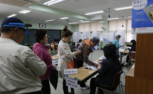 4·29 국회의원 재보궐 선거일인 29일 오전 서울 관악구 신성초등학교에 마련된 서림동 제3투표소에서 유권자들이 본인 확인 절차를 하기 위해 줄서 있다. 이종근 기자 root2@hani.co.kr