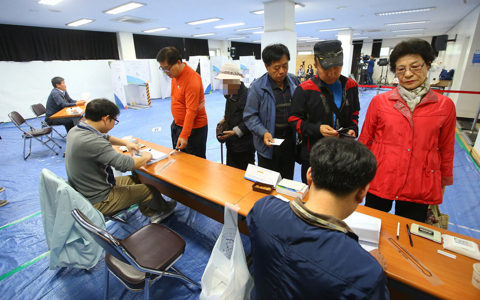 4·29 재보선 투표가 시작된 29일 오전 서울 관악구 난향동주민센터에 마련된 투표소에서 주민들이 투표를 하고 있다. 2015.4.29 (서울=연합뉴스)