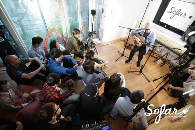 25일 서울 마포구 연남동 바우하우스에서 열린 제 7회 소파사운즈 코리아에서 가수 하림이 노래하고 있다. 사진 소파사운즈 코리아 제공