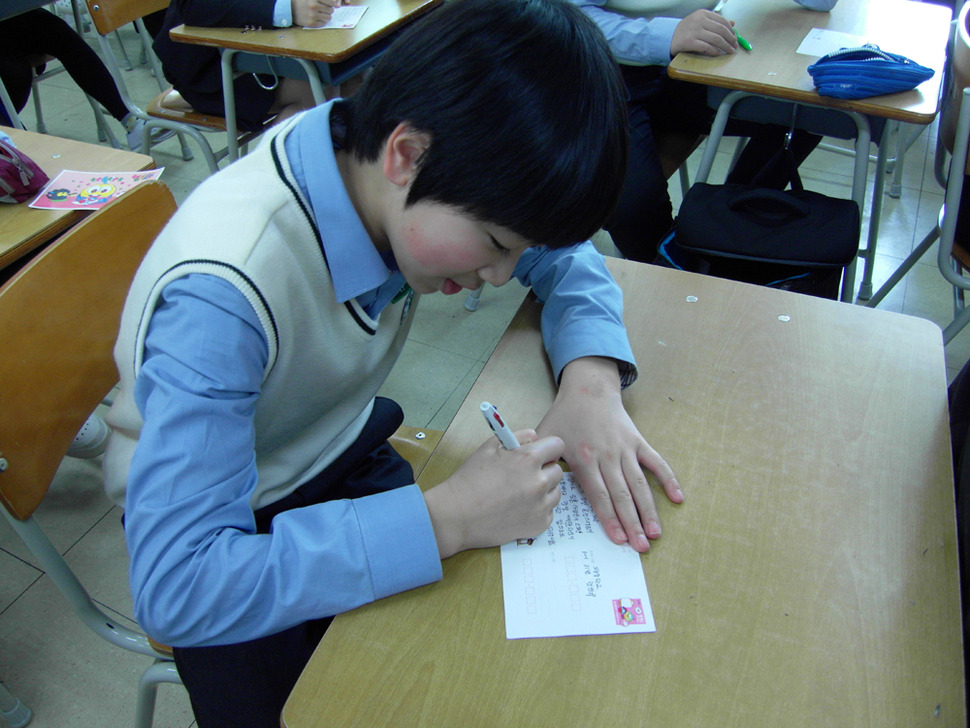 30일 오전 경기도 남양주시 도농중학교 2교시 수업에서 학생들이 독도경비대원들에게 위문편지를 쓰고 있다.
