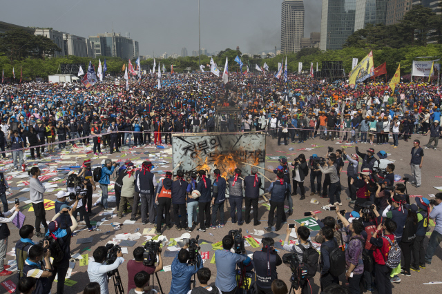 1일 서울 여의도공원에서는 한국노총이 ‘노동시장 구조 개악 저지 및 생존권 사수를 위한 5·1 전국노동자대회’를 열었다. 양대 노총 노동절 집회에는 사상 최대 규모인 15만여명(경찰 추산 6만2000명)이 참여했다. 사진 김성광 기자