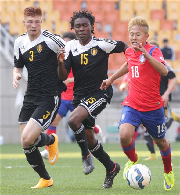 이승우(오른쪽)가 1일 열린 수원 JS컵 18살 이하 청소년축구 벨기에와의 경기에서 수비진을 뚫고 공을 몰고 있다.
수원/연합뉴스