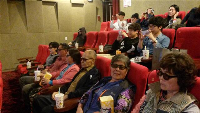 24일 전북 장수군에 사는 홍정자씨 가족이 ‘한누리시네마’의 맨 앞자리에 나란히 앉아 최신 개봉작 <어벤져스2>를 보고 있다. 왼쪽부터 홍씨의 딸 김경애, 아들 김대성, 며느리 김정자, 남편 김승렬, 홍씨, 동생 홍부영씨. 사진 작은영화관 사회적협동조합 제공