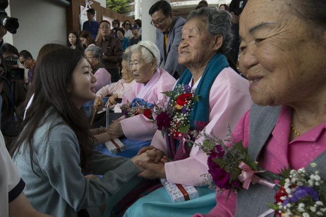 가정의 달을 맞아 2일 오전 경기도 광주시 퇴촌면 나눔의 집에서 열린 일본군 위안부 피해 할머니들의 건강을 기원하는 ‘효 잔치’에서 학생들이 할머니들의 가슴에 카네이션을 달아드린 뒤 인사하고 있다.  
광주/김성광 기자 flysg2@hani.co.kr