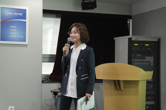 이날 워크숍에서 시흥교육지원청 마을교육공동체팀 안선영 팀장이 사례 발표를 하고 있다. 한겨레경제연구소 조현경 수석연구원