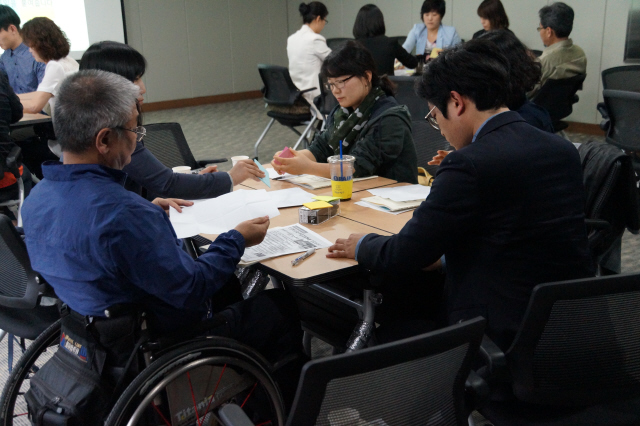 지난달 28일 충남도청에서 열린 교육 분야 사회적기업 워크숍에서 참석자들이 사회적 기업의 가치와 역할을 논의하고 있다. 충남사회경제네트워크 제공