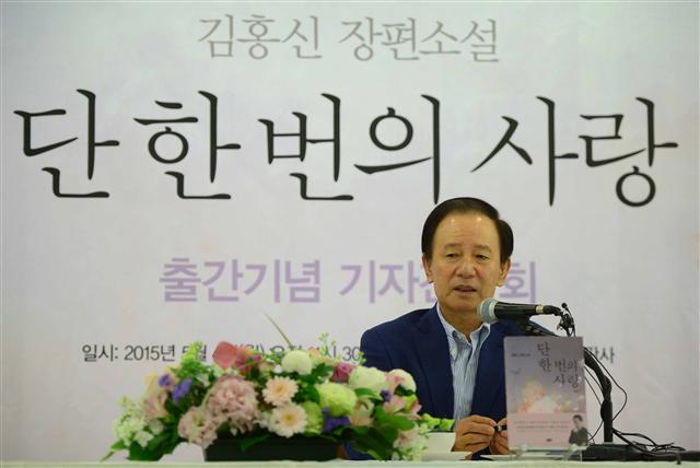 소설가 김홍신 씨. 