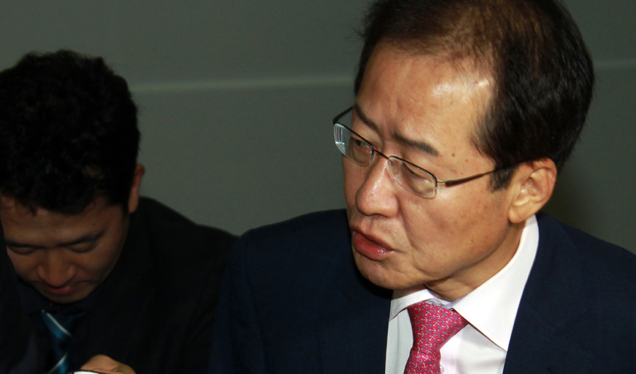 홍준표 경남도지사가 4일 오전 경남 창원시 의창구 사림동 청사로 출근하며 ‘성완종 리스트’ 관련 의혹에 대해 기자들이 질문하자 “앞으로 출근길 취재에 응하지 않겠다”고 말하고 있다. 창원/연합뉴스
