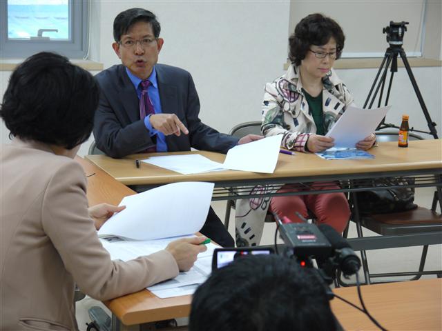 지난달 22일 서울시 동작구 동작신협 노량진지점에서 열린 ‘어린이 교육 강사 협동조합’ 준비회의에서 김길영(가운데)씨가 발언하고 있다. 종합편성채널 <엠비엔>(MBN)은 시니어 6명이 협동조합을 준비하고 운영하는 과정을 9월부터 8부작으로 방송할 예정이다.