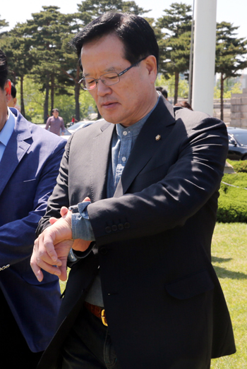 정의화 국회의장이 5일 오후 국회 잔디광장에서 열린 어린이날 행사장으로 이동하면서 시계를 보고 있다.  김경호 선임기자 <A href="mailto:jijae@hani.co.kr">jijae@hani.co.kr</A>