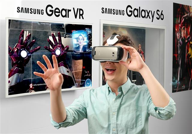 삼성전자가 7일 ‘갤럭시S6’와 결합해 가상현실을 즐길 수 있는 헤드셋 기기 ‘삼성 기어 VR’을 선보이기로 했다. 이 기기는 360도 파노라믹 뷰와 96도의 넓은 시야각을 지원해 영상 속으로 들어가 있는 듯한 생생한 공간감을 느낄 수 있다고 삼성전자 쪽은 설명했다.  삼성전자 제공 