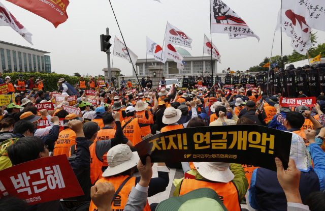 민주노총 조합원들이 6일 오후 서울 여의도 국회 정문 앞에서 ‘여ㆍ야 야합 공무원연금 개악 저지, 공적연금 강화를 위한 민주노총 결의대회’를 열고 있다.  이종근 기자 root2@hani.co.kr