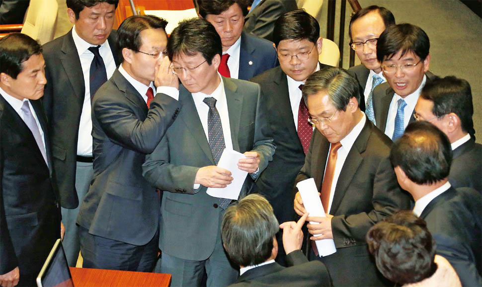 우윤근 새정치민주연합 원내대표가 6일 오후 국회 본회의에서 박상옥 대법관 후보 임명동의안 처리를 앞두고 김무성 새누리당 대표(손가락 든 뒷모습 보이는 이) 자리로 와 이야기하고 있다. 이정우 선임기자 woo@hani.co.kr