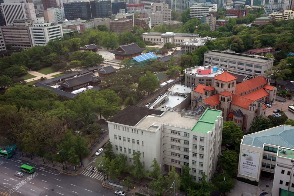 광복 70주년을 맞아 일제가 덕수궁 내부를 볼 수 없게 하려고 지었던 국세청 남대문 별관(아래쪽 가운데 흰색건물)이 87년 만에 철거되고 그 자리에 광장이 조성된다고 6일 서울시가 밝혔다. 연합뉴스
