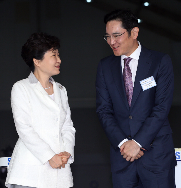 박근혜 대통령이 7일 오전 경기도 평택시 고덕면 고덕국제화계획지구의 삼성전자 반도체 평택단지 기공식에서 이재용 삼성전자 부회장과 이야기를 나누고 있다. 평택/청와대사진기자단