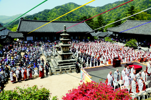  7일 경남 합천군 가야면 치인리 해인사 대적광전에서 ‘해인총림 제9대 방장 벽산당 원각 대선사 추대법회’가 열리고 있다. 합천/연합뉴스