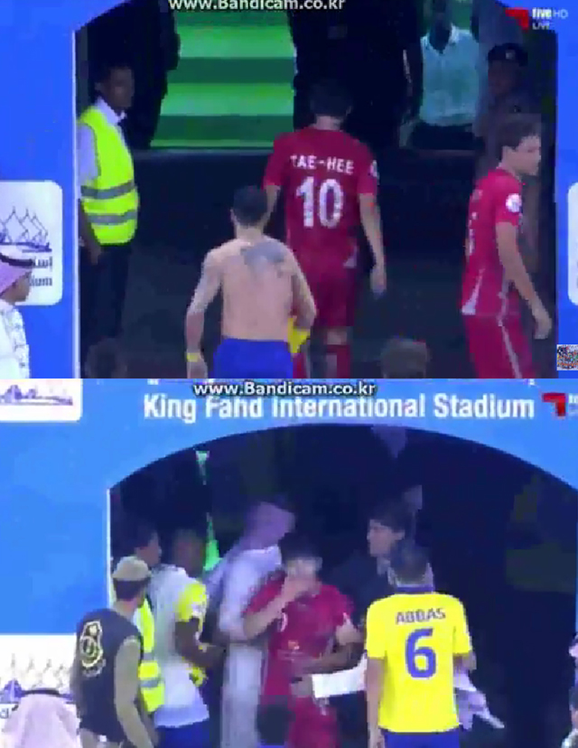카타르 축구리그 레퀴야에서 뛰는 남태희가 7일(한국시간) 사우디아라비아 리야드의 킹 파드 스타디움에서 열린 아시아축구연맹(AFC) 챔피언스리그 알 나스르와 경기에서 상대 선수인 파비안 에스토야노프에게 폭행당했다. 사진 위쪽은 에스토야노프가 남태희를 따라가는 모습이고, 아래쪽은 폭행당한 남태희가 얼굴을 감싸쥐는 모습이다. 2015.5.7 유튜브 영상 캡처. 연합