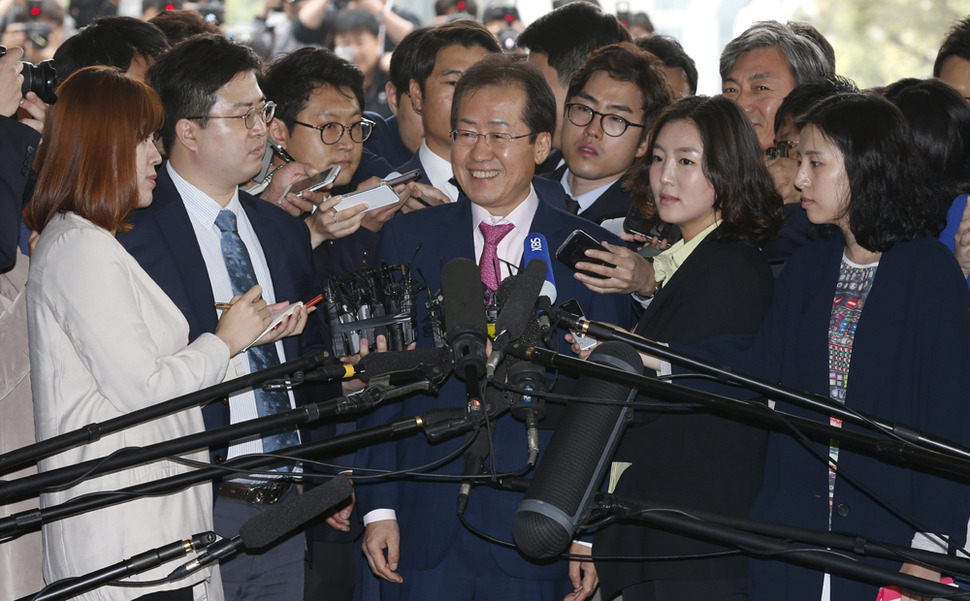 홍준표 경남지사가 지난 8일 검찰 조사를 받기 위해 서울고등검찰청으로 들어서고 있다. 이종근 기자 root2@hani.co.kr