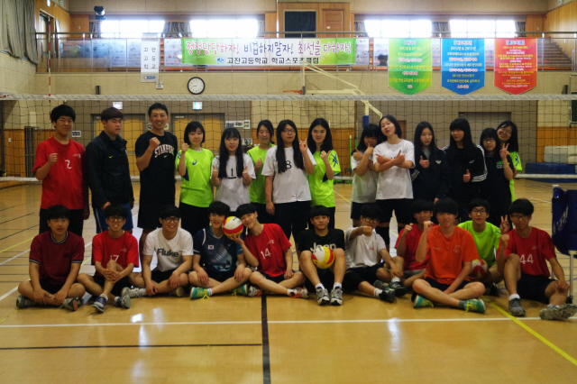 지난달 30일 오전 8시45분께, 아침 연습을 마친 경기도 안산시 고잔고 배구클럽 학생들이 함께 모여 포즈를 취했다. 뒷줄 왼쪽에서 셋째가 조종현 교사.
