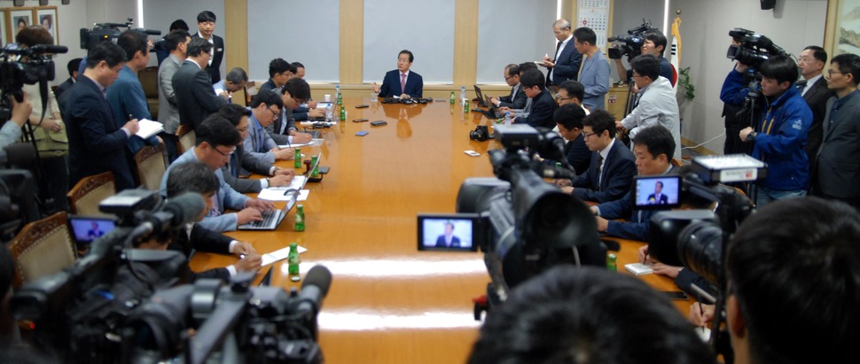 홍준표 경남지사가 11일 오전 기자회견을 열어 “당대표 경선자금 1억2천만원은 쓰고 남은 국회 대책비를 모아 아내가 대여금고에 관리했던 것”이라고 밝히고 있다.  창원/뉴시스