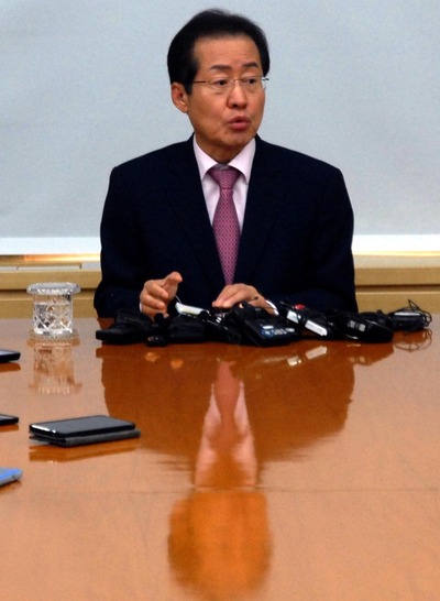 홍준표 경남지사가 11일 오전 기자회견을 열어 “당대표 경선자금 1억2천만원은 쓰고 남은 국회 대책비를 모아 아내가 대여금고에 관리했던 것”이라고 밝히고 있다.  창원/뉴시스