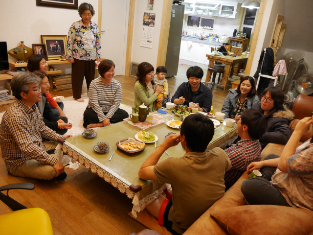 하나둘씩 거실에 나와 어울리는 사랑마을 식구들. 웃음소리와 노래가 어우러지다 대화가 이어진 밤은 기쁘고 평화로웠다