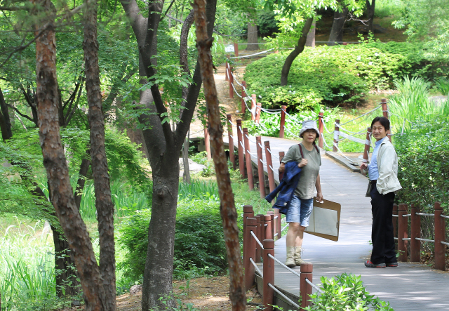 조홍섭 <한겨레> 환경전문기자(오른쪽)와 효창공원 생태길을 걸었다.