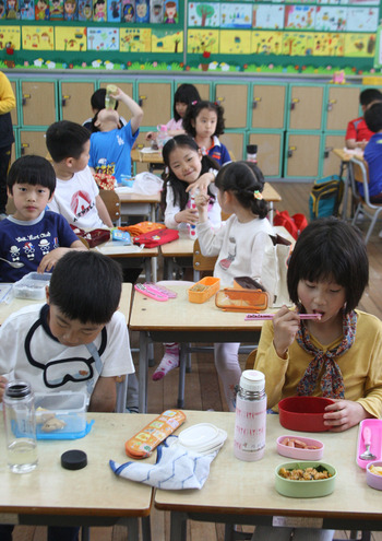 13일 낮 경남 밀양시 밀성초등학교 1학년생들이 집에서 싸온 도시락을 먹고 있다. 밀양/연합뉴스