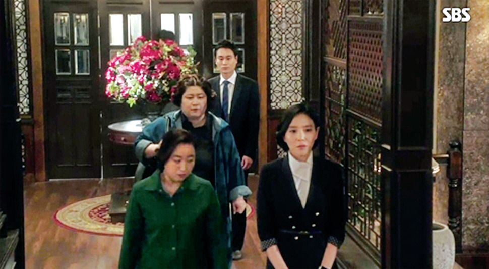 드라마 ‘풍문으로 들었소’에서 주인공의 저택에서 일하는 노동자들이 자신들이 받는 처우가 부당함을 깨닫고 행동에 나섰다. SBS 화면 갈무리