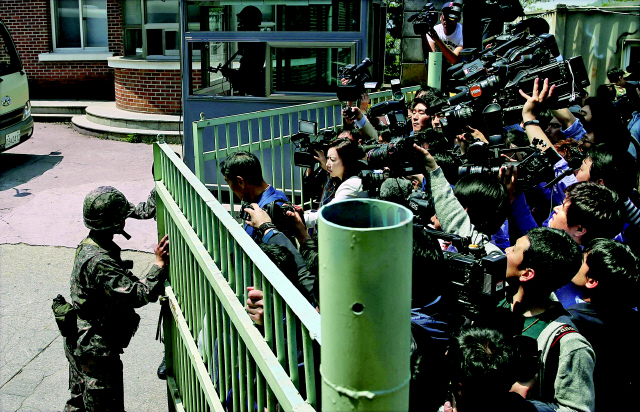 13일 총기 난사 사건이 일어난 서울 서초구 내곡동 강동·송파 예비군훈련장 정문 앞에서 한 시민이 동원훈련 중인 가족의 안전 여부를 확인하기 위해 부대 안으로 들어가고 있다.
신소영 기자 viator@hani.co.kr