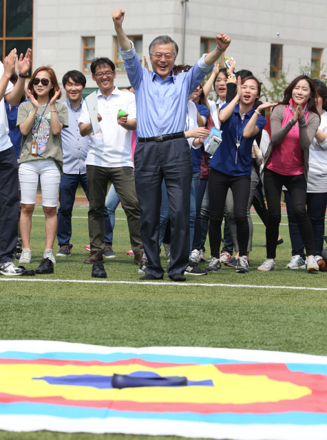 문재인 새정치민주연합 대표(맨 앞)가 14일 오후 국회 운동장에서 열린 보좌진체육대회에서 고무신을 발에 걸어 던지는 경기에 참가해 과녁 한복판을 명중시킨 뒤 환호하고 있다. 이정우 선임기자 woo@hani.co.kr