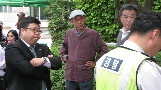 스승의 날을 하루 앞둔 14일 오후 1시30분 경기도 화성
시 봉담읍 수원대 학생회관 앞뜰에서 이번 학기 정년을
맞은 이상훈 해직 교수의 고별 강연이 학교 쪽의 제지로
무산됐다. 사진 홍용덕 기자