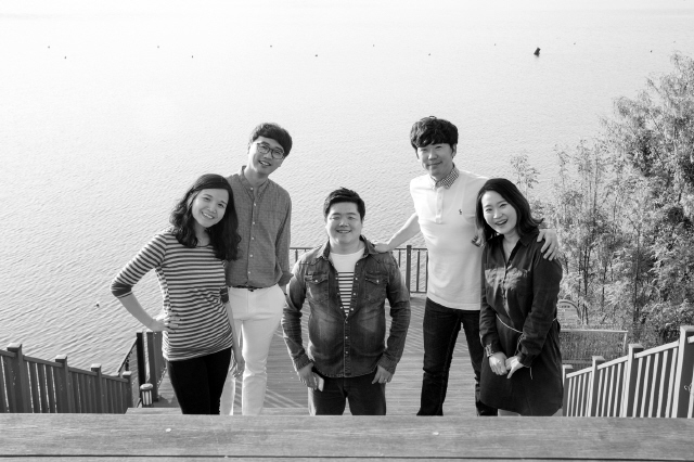 15일 스승의 날에 학생과 학교 주변 이야기를 담은 음
반을 낸 아카펠라 그룹 ‘별의별’. 왼쪽부터 황고운·한승
모·김세진·김승호·박정윤씨. 　감자꽃스튜디오 제공