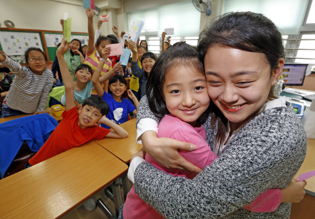 스승의 날인 15일 서울 강서구 방화초등학교 4학년 2반 최윤희 교사가 ‘감사의 편지’를 준 학생들을 한명씩 안아주고 있다.  이정용 선임기자 lee312@hani.co.kr