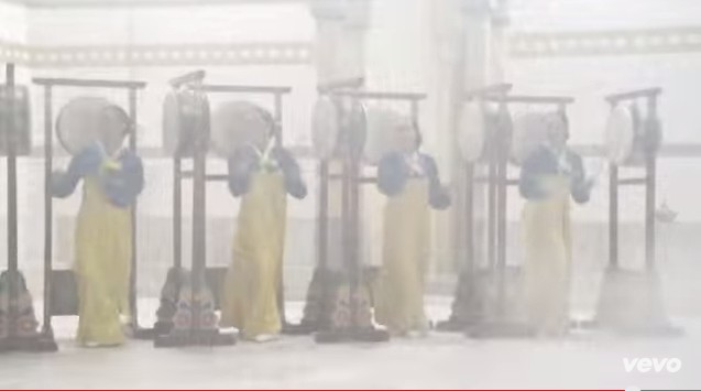 샤키라의 노래  ‘디드 잇 어게인’(Did it again) 유튜브 공식 뮤직 비디오. https://www.youtube.com/watch?v=igcsNG4aruA