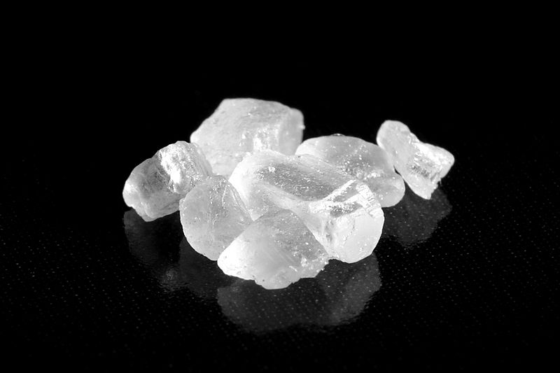 소금은 고대 로마 화폐로 쓰일 정도로 귀하게 취급됐지만 현대에는 발암물질로 지정됐고 뇌졸중 심장마비 등 각종 질환의 원인으로 지목되고 있다. 사진은 소금 결정을 확대한 모습.Wikimedia